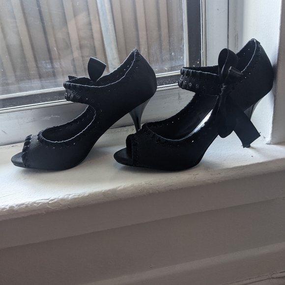 Black Vianni Collection Heels - Picture 2 of 4